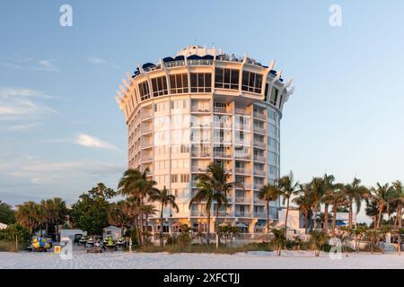 Das Bellwether Beach Resort ist ein Hotel am St. Pete Beach mit Blick auf den Golf von Mexiko mit perfekten Sonnenuntergängen. Stockfoto