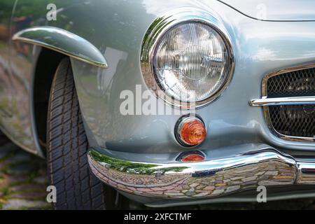 Runder Scheinwerfer und Blinker in einem schönen silbergrauen Oldtimer, Konzept für Reise, Reparatur, Verkauf oder Transport, ausgewählter Fokus, schmale DE Stockfoto