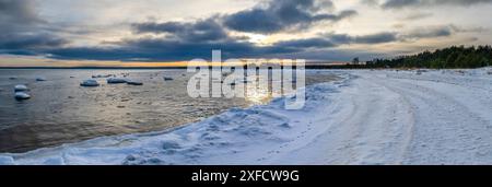 Schneebedeckte Küste des Finnischen Golfs bei Sonnenaufgang, Estland Stockfoto