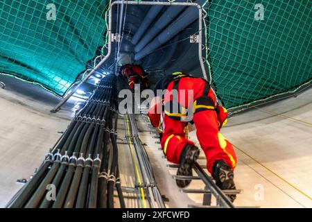 Höhenretter der Berufsfeuerwehr Oberhausen üben das Abseilen von einer Windenergieanlage, aus 150 Metern Höhe, Aufstieg in die Anlage, zum Maschinenhaus, Issum, NRW, Deutschland, Höhenretter Windrad *** Höhenretter der Berufsfeuerwehr Oberhausen üben das Abseilen von einer Windkraftanlage aus einer Höhe von 150 Metern, Aufstieg in die Windenergieanlage, zum Maschinenhaus, Issum, NRW, Deutschland, Windenergieanlage für Höhensicherung Stockfoto