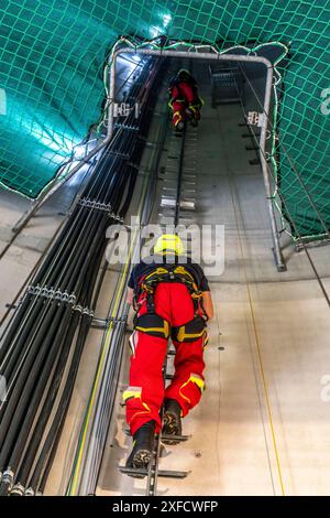 Höhenretter der Berufsfeuerwehr Oberhausen üben das Abseilen von einer Windenergieanlage, aus 150 Metern Höhe, Aufstieg in die Anlage, zum Maschinenhaus, Issum, NRW, Deutschland, Höhenretter Windrad *** Höhenretter der Berufsfeuerwehr Oberhausen üben das Abseilen von einer Windkraftanlage aus einer Höhe von 150 Metern, Aufstieg in die Windenergieanlage, zum Maschinenhaus, Issum, NRW, Deutschland, Windenergieanlage für Höhensicherung Stockfoto