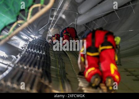 Höhenretter der Berufsfeuerwehr Oberhausen üben das Abseilen von einer Windenergieanlage, aus 150 Metern Höhe, Aufstieg in die Anlage, zum Maschinenhaus, Issum, NRW, Deutschland, Höhenretter Windrad *** Höhenretter der Berufsfeuerwehr Oberhausen üben das Abseilen von einer Windkraftanlage aus einer Höhe von 150 Metern, Aufstieg in die Windenergieanlage, zum Maschinenhaus, Issum, NRW, Deutschland, Windenergieanlage für Höhensicherung Stockfoto