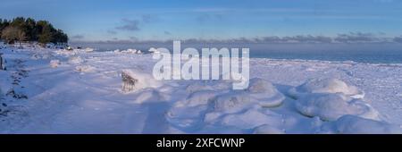 Schneebedeckte Küste des Finnischen Golfs, Estland Stockfoto