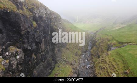 Die nebelige Landschaft der Färöer Stockfoto