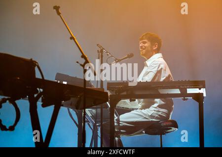 Glastonbury, Großbritannien. 30. Juni 2024. Der mit dem Grammy-Preis ausgezeichnete Sänger und Keyboarder James Blake Litherland, auch bekannt als James Blake, tritt live auf der Bühne des Glastonbury Festivals auf. James Blake ist ein englischer Sänger, Songwriter und Plattenproduzent Credit: SOPA Images Limited/Alamy Live News Stockfoto