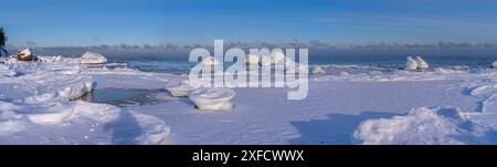 Schneebedeckte Küste des Finnischen Golfs, Estland Stockfoto