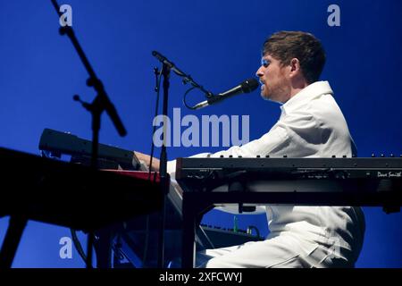 Glastonbury, Großbritannien. 30. Juni 2024. Der mit dem Grammy-Preis ausgezeichnete Sänger und Keyboarder James Blake Litherland, auch bekannt als James Blake, tritt live auf der Bühne des Glastonbury Festivals auf. James Blake ist ein englischer Sänger, Songwriter und Plattenproduzent Credit: SOPA Images Limited/Alamy Live News Stockfoto