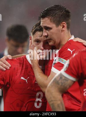 Leipzig, Deutschland. Juli 2024. Alexander Prass von Österreich (L) wird von Maximilian Wober von Österreich beim Endpfeifen während des Achtelfinales der UEFA-Europameisterschaft im Leipziger Stadion getröstet. Der Bildnachweis sollte lauten: Paul Terry/Sportimage Credit: Sportimage Ltd/Alamy Live News Stockfoto