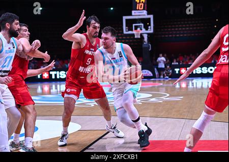 77 Luka Doncic aus Slowenien trat am 2. Juli 2024 im Peace&amp; Friendship Stadion in Piräus, Griechenland, mit 9 Dario Saric aus Kroatien während des Olympischen Qualifikationsturniers 2024 an. Stockfoto
