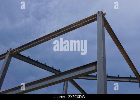 Metallkonstruktion aus T-Trägern, Gebäuderahmen Stockfoto