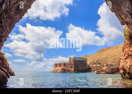 Brücke zum Fort de São João Baptista von Berlengas auf der Insel Berlenga in Portugal. Stockfoto