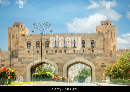 Befestigtes Stadttor mit Straße darunter, Al Saidiya Street, Old Maskat, Oman Stockfoto