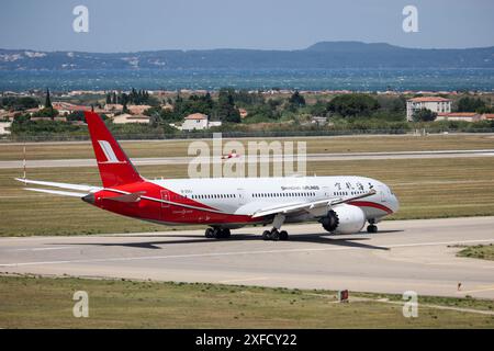 Marseille, Frankreich. Juli 2024. Shanghai Airlines verlässt zum ersten Mal den Flughafen Marseille Provence. Drei hin- und Rückflüge pro Woche werden zwischen dem Flughafen Shanghai und dem Flughafen Marseille Provence am Dienstag, Freitag und Sonntag angeboten, die von der Boeing 787-9 Dreamliner durchgeführt werden, die für 285 Passagiere in 4 Klassen konfiguriert ist. Flüge starten um 10:55 Uhr von Marseille und landen am nächsten Tag in Shanghai Pu Dong um 05:00 Uhr. In die andere Richtung starten die Flüge um 00:15 Uhr und landen um 07:00 Uhr in Marseille. Quelle: SOPA Images Limited/Alamy Live News Stockfoto