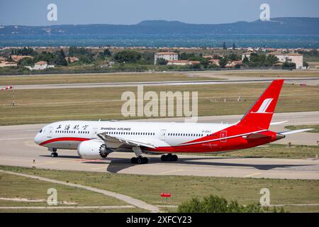 Marseille, Frankreich. Juli 2024. Shanghai Airlines verlässt zum ersten Mal den Flughafen Marseille Provence. Drei hin- und Rückflüge pro Woche werden zwischen dem Flughafen Shanghai und dem Flughafen Marseille Provence am Dienstag, Freitag und Sonntag angeboten, die von der Boeing 787-9 Dreamliner durchgeführt werden, die für 285 Passagiere in 4 Klassen konfiguriert ist. Flüge starten um 10:55 Uhr von Marseille und landen am nächsten Tag in Shanghai Pu Dong um 05:00 Uhr. In die andere Richtung starten die Flüge um 00:15 Uhr und landen um 07:00 Uhr in Marseille. Quelle: SOPA Images Limited/Alamy Live News Stockfoto