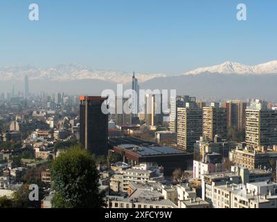 Blick auf Santiago und Providencia vom Hügel Santa Lucia mit der verschneiten Bergkette im Hintergrund und Luftverschmutzung, Chile Stockfoto