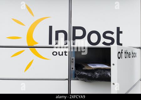 Leszno, Polen – 1. Juli 2024: Automatisiertes Paketschließfach mit Inpost-Branding Stockfoto