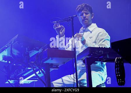 Glastonbury, Großbritannien. 30. Juni 2024. Der mit dem Grammy-Preis ausgezeichnete Sänger und Keyboarder James Blake Litherland, bekannt als James Blake, tritt live auf der Bühne des Glastonbury Festivals auf. James Blake ist ein englischer Sänger, Songwriter und Plattenproduzent (Foto: Dawn Fletcher-Park/SOPA Images/SIPA USA) Stockfoto