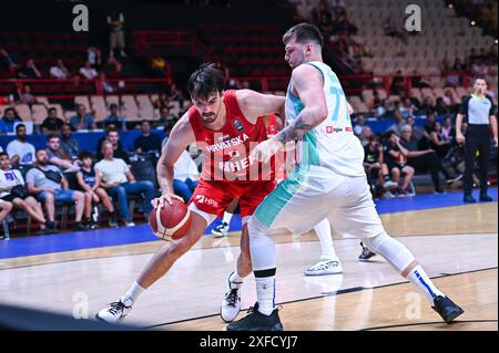 Piräus, Piräus, Griechenland. Juli 2024. 9 DARIO SARIC aus Kroatien trat mit 77 LUKA DONCIC aus Slowenien während des Olympischen Qualifikationsturniers 2024 2024 in Piräus, Griechenland, an. (Kreditbild: © Stefanos Kyriazis/ZUMA Press Wire) NUR REDAKTIONELLE VERWENDUNG! Nicht für kommerzielle ZWECKE! Stockfoto