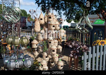 East Molesey, Surrey, Großbritannien. Juli 2024. Aussteller stehen auf dem RHS Hampton Court Palace Garden Festival in East Molesey, Surrey. Kredit: Maureen McLean/Alamy Stockfoto