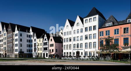 Köln, Deutschland 25. Juni 2024: Verschiedene typische Giebelhäuser am rheinufer in der kölner Altstadt Stockfoto