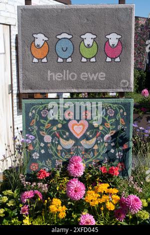 East Molesey, Surrey, Großbritannien. Juli 2024. Der Hug Rug Stand beim RHS Hampton Court Palace Garden Festival in East Molesey, Surrey. Kredit: Maureen McLean/Alamy Stockfoto