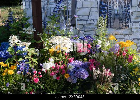 East Molesey, Surrey, Großbritannien. Juli 2024. Aussteller stehen auf dem RHS Hampton Court Palace Garden Festival in East Molesey, Surrey. Kredit: Maureen McLean/Alamy Stockfoto