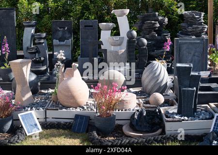 East Molesey, Surrey, Großbritannien. Juli 2024. Aussteller stehen auf dem RHS Hampton Court Palace Garden Festival in East Molesey, Surrey. Kredit: Maureen McLean/Alamy Stockfoto