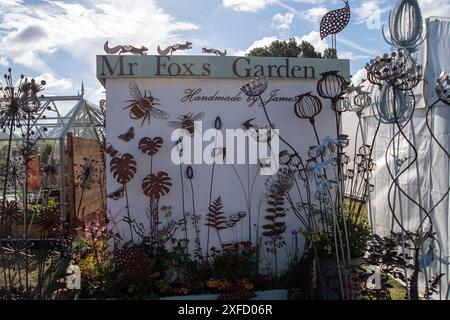East Molesey, Surrey, Großbritannien. Juli 2024. Aussteller stehen auf dem RHS Hampton Court Palace Garden Festival in East Molesey, Surrey. Kredit: Maureen McLean/Alamy Stockfoto