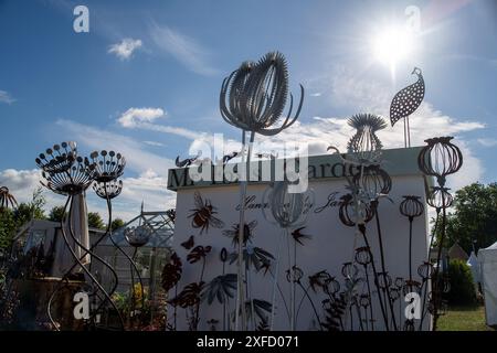 East Molesey, Surrey, Großbritannien. Juli 2024. Aussteller stehen auf dem RHS Hampton Court Palace Garden Festival in East Molesey, Surrey. Kredit: Maureen McLean/Alamy Stockfoto