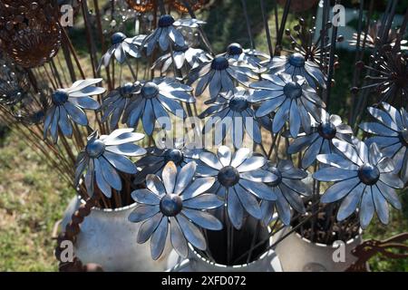 East Molesey, Surrey, Großbritannien. Juli 2024. Aussteller stehen auf dem RHS Hampton Court Palace Garden Festival in East Molesey, Surrey. Kredit: Maureen McLean/Alamy Stockfoto