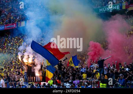 München, Deutschland. Juli 2024. Die rumänischen Fans beim Achtelfinale der UEFA-EURO-Runde 2024 zwischen Rumänien und den Niederlanden in der Münchener Fußballarena am 2. Juli 2024 (Foto: Andrew SURMA/ Credit: SIPA USA/Alamy Live News) Stockfoto