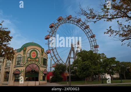 Wien, Österreich, 18. August 2022. Aufgenommen mit einem ikonischen Bild des Vergnügungsparks der Stadt: Dem prater. Das große alte Riesenrad, Symbol des PA Stockfoto