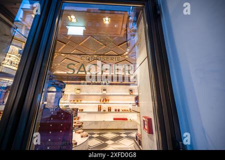 Wien, Österreich, 18. August 2022. Im Zentrum des Eingangs zur Sacher-Süßwarenfabrik, durch das Fenster sehen wir all ihre weltberühmte Chocolola Stockfoto