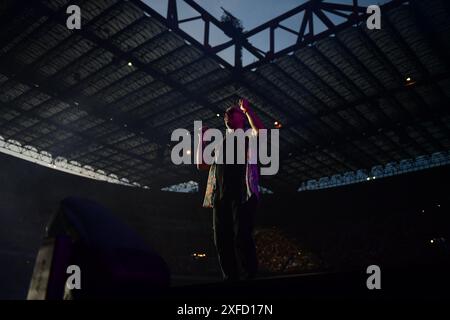 Mailand, Italien. Juli 2024. Der italienische Sänger Max Pezzali tritt während des Live-Konzerts von „Max Forever Tour Stadi 2024“ im San Siro Stadium, Mailand, Lombardei, Italien, 07/24 Credit: Live Media Publishing Group/Alamy Live News auf Stockfoto