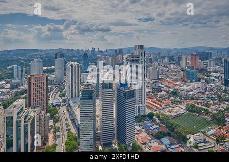 Kuala Lumpur Skyline, Kuala Lumpur, Malaysia vom Infinity Dachpool im Platinum KLCC. Nachmittagsaufnahme Stockfoto