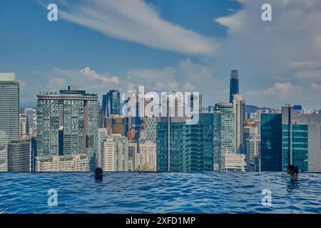 Kuala Lumpur Skyline, Kuala Lumpur, Malaysia vom Infinity Dachpool im Platinum KLCC. Nachmittagsaufnahme Stockfoto