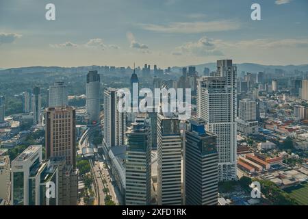 Kuala Lumpur Skyline, Kuala Lumpur, Malaysia vom Infinity Dachpool im Platinum KLCC. Nachmittagsaufnahme Stockfoto