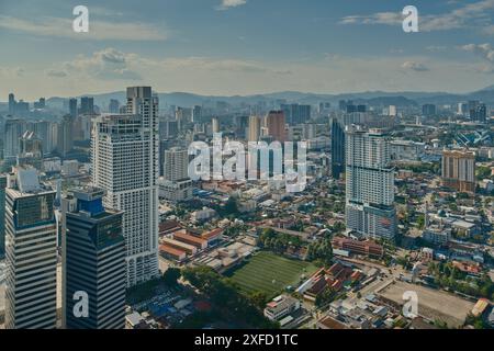 Kuala Lumpur Skyline, Kuala Lumpur, Malaysia vom Infinity Dachpool im Platinum KLCC. Nachmittagsaufnahme Stockfoto