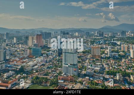 Kuala Lumpur Skyline, Kuala Lumpur, Malaysia vom Infinity Dachpool im Platinum KLCC. Nachmittagsaufnahme Stockfoto