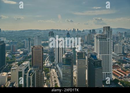 Kuala Lumpur Skyline, Kuala Lumpur, Malaysia vom Infinity Dachpool im Platinum KLCC. Nachmittagsaufnahme Stockfoto