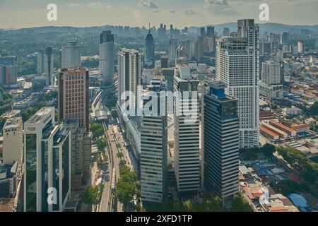 Kuala Lumpur Skyline, Kuala Lumpur, Malaysia vom Infinity Dachpool im Platinum KLCC. Nachmittagsaufnahme Stockfoto