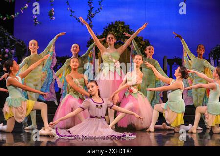 London, Großbritannien. Juli 2024. London Children's Ballet mit Constance und Joshua in den Hauptrollen als Mary Lennox und Dickon präsentiert eine Wiederbelebung des beliebten Klassikers The Secret Garden. Mit einer Besetzung von 50 talentierten jungen Tänzern im Alter von 9 bis 16 Jahren wird die zeitlose Kindergeschichte nach monatelangen Proben zum 30. Jahrestag des London Children's Ballet zum Leben erweckt. Es wird vom 4. Bis 7. Juli 2024 im Sadler's Wells the Peacock Theatre ausgetragen. Quelle: Imageplotter/Alamy Live News Stockfoto