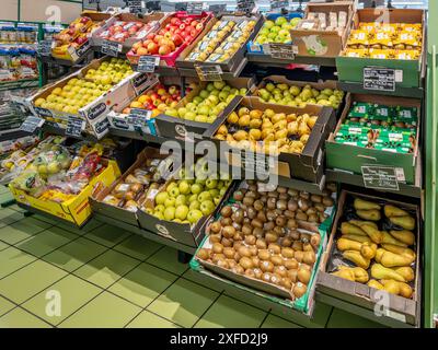 Italien - 02. Juli 2024: Äpfel und Birnen und Kiwis in Kiwis in Regalen im Gemüsegeschäft zum Verkauf im italienischen Supermarkt Stockfoto