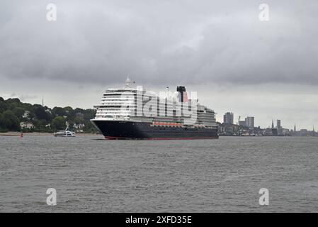 Auslaufen der Königin Anne von Cunard nach dem Erstanlauf in Hamburg. Die Königin Anne hat gegen 19 Uhr den Hafen von Hamburg verlassen. Hamburg, der 02.07.2024 Auslaufen der Königin Anne von Cunard nach dem Erstanlauf in Hamburg, Hamburg Deutschland Hamburger Hafen *** Abfahrt der Cunards Königin Anne nach dem ersten Aufruf in Hamburg verließ Königin Anne den Hamburger Hafen gegen 19 Uhr Hamburg, 02 07 2024 Abfahrt der Cunards Queen Anne nach dem ersten Anruf in Hamburg Hamburg Hamburg Hamburg Deutschland Hafen Hamburg Stockfoto