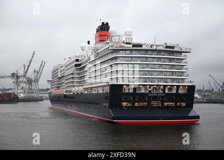 Kreuzfahrtschiff Queen Anne läuft erstmals Hamburg an. 2. Juli gegen 6,30 Uhr lief das Kreuzfahrtschiff Queen Anne erstmals den Hamburger Hafen an. Begleitet war der Cruise Liner traditionell vom Feuerlöschboot Branddirektor Westphal, welches mit Wasserfontänen beim Erstanlauf das Kreuzfahrtschiff begrüßte. Um kurz vor 7 Uhr machte die Flottenschwester der Queen Mary II am Cruise Center Steinwerder fest. Das Schiff der Reederei Cunard Line, die zu Carnival gehört, wurde erst vor einem Monat am 3. Juni 2024 im Rahmen der British Isles Festival Voyage in Liverpool getauft. Taufpaten sind di Stockfoto