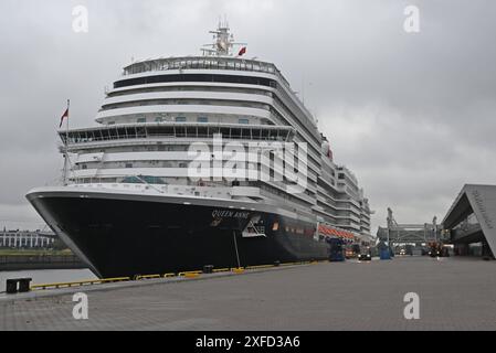 Kreuzfahrtschiff Queen Anne läuft erstmals Hamburg an. 2. Juli gegen 6,30 Uhr lief das Kreuzfahrtschiff Queen Anne erstmals den Hamburger Hafen an. Begleitet war der Cruise Liner traditionell vom Feuerlöschboot Branddirektor Westphal, welches mit Wasserfontänen beim Erstanlauf das Kreuzfahrtschiff begrüßte. Um kurz vor 7 Uhr machte die Flottenschwester der Queen Mary II am Cruise Center Steinwerder fest. Das Schiff der Reederei Cunard Line, die zu Carnival gehört, wurde erst vor einem Monat am 3. Juni 2024 im Rahmen der British Isles Festival Voyage in Liverpool getauft. Taufpaten sind di Stockfoto