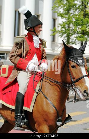 GENF; SCHWEIZ-04. Mai 2024: Kavalleristen-Straßenparade-Teilnehmer in der Uniform der Schwarzen und Weißen Garde Friborg. Alter Grenadiermarsch, 275 Jahre Stockfoto