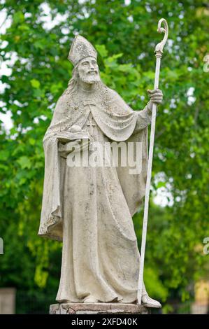 Eine Statue des Heiligen Nikolaus in einem Park in der Nähe der katholischen Kirche des Heiligen Nikolaus in Tomášov, Slowakei. Stockfoto