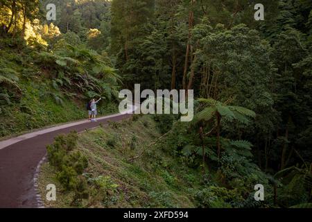 Ribeira Grande, Azoren, 07.02.2019 Centro de Interpretacao Ambiental da Caldeira Velha. Die berühmtesten heißen Quellen auf der Insel Sao Miguel auf den Azoren. Stockfoto