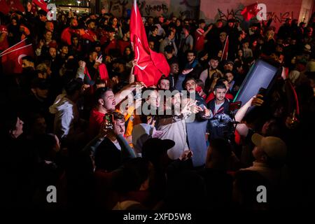 Berlin, Deutschland. Juli 2024. Fußball: Europameisterschaft, Österreich - Türkei, Endrunde, Achtelfinale. Türkei-Fans feiern den Sieg am Breitscheidplatz. Quelle: Christoph Soeder/dpa/Alamy Live News Stockfoto